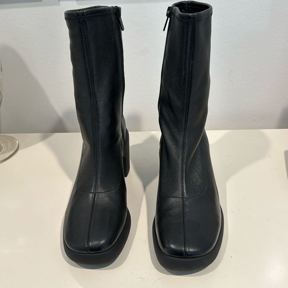 Vince size 8.5 boot